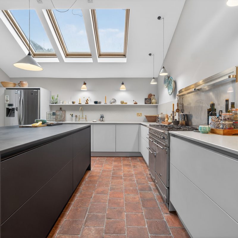 Two-tone handleless kitchen with Plus Black island and Velluto units, Nolte Amersham showroom design, Wendover Buckinghamshire