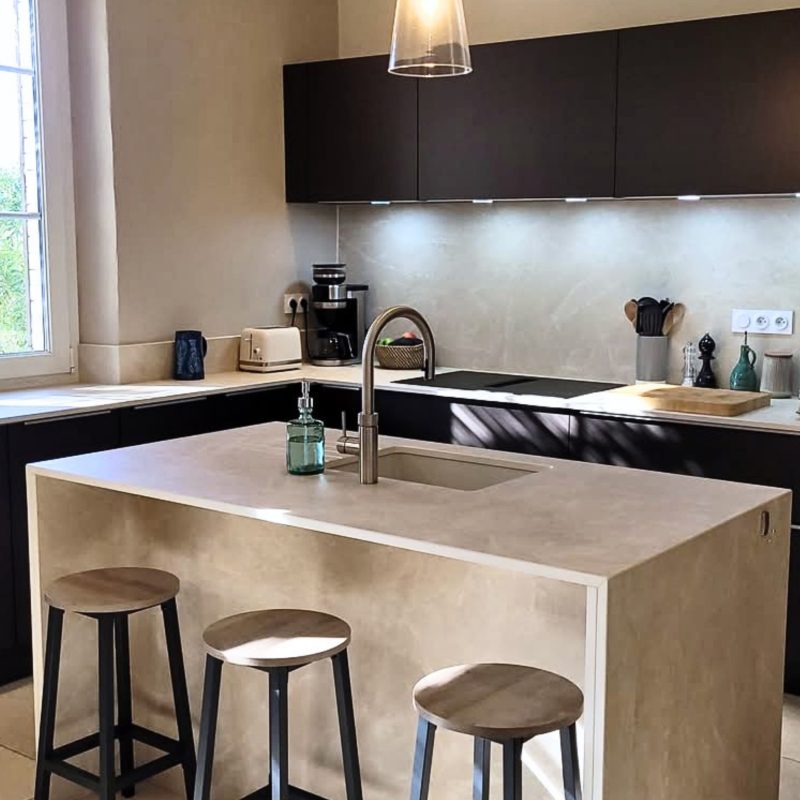 Nolte kitchen with Diamond Cream Laminam porcelain worktop and island with bar stools