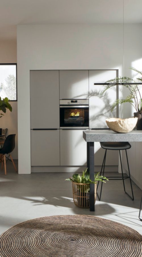 Nolte Feel kitchen in sahara soft matte lacquer finish with handleless MatrixArt design, white upper cabinets and natural oak wood accents